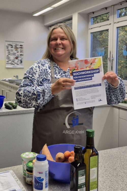 20251028_163457 Ernährungsberaterin Nicole Massalski mit Plakat zum Kochworkshop