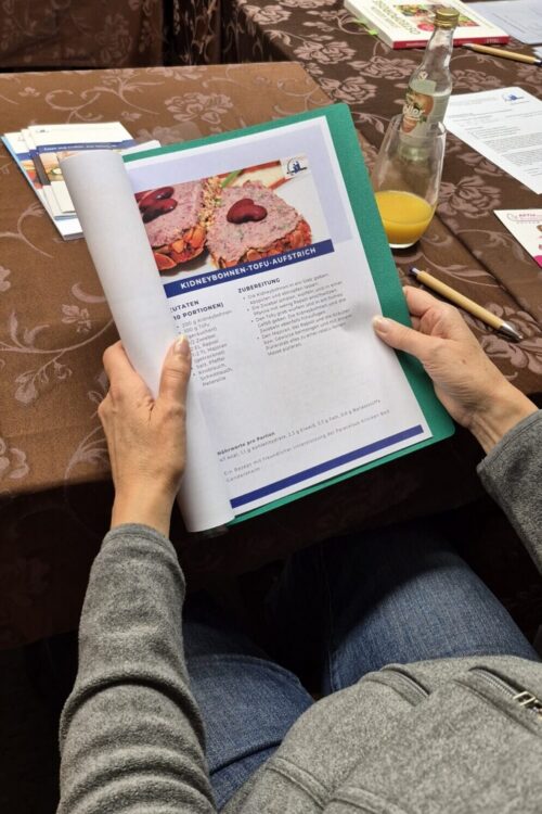 20251028_181011 Teilnehmerin liest Rezept für den Kidneybohnen-Tofu-Aufstrich