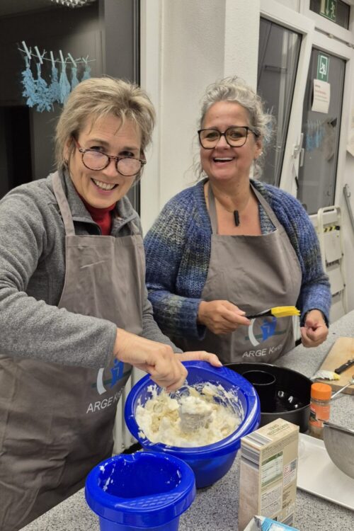 20251028_185556 Zwei Teilnehmerinnen bei der Zubereitung des Apfel-Quark-Kuchens