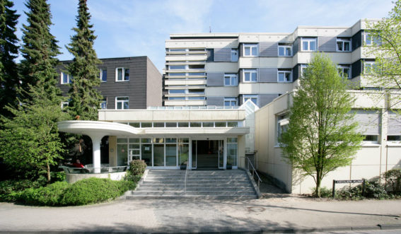 Eingang mit Treppe der Cecilien-Klinik