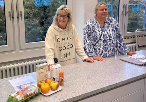 DJI_20251028_163027_190 Anja Asbach und Nicole Massalski (bei ARGE Krebs) bei der Vorbereitung des Workshops.