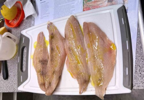 DJI_20251028_190440_228 Das Rotbarschfilet bei der Zubereitung für den Hauptgang.