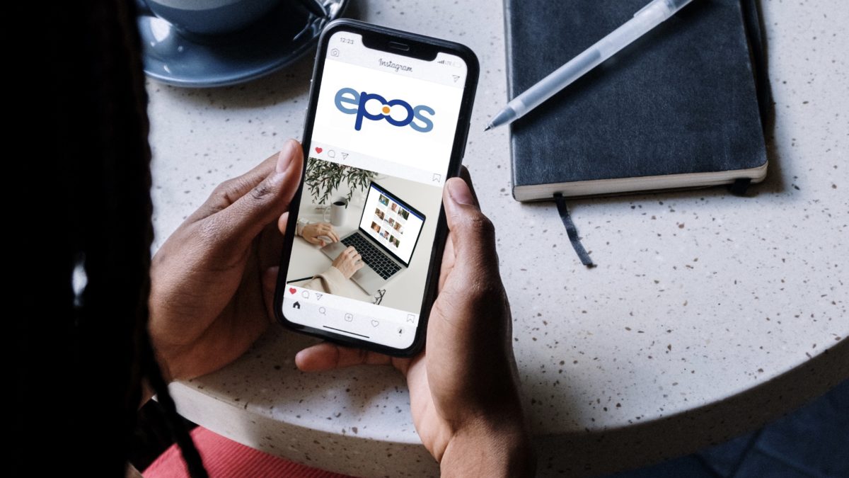 Person schaut sich auf dem Smartphone das Instagram-Profil von Epos an