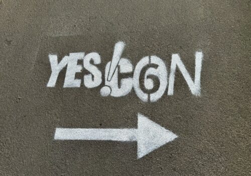 Bodenmarkierung mit Aufschrift „YES!CON 6.0“ zeigt den Weg zur Veranstaltung.