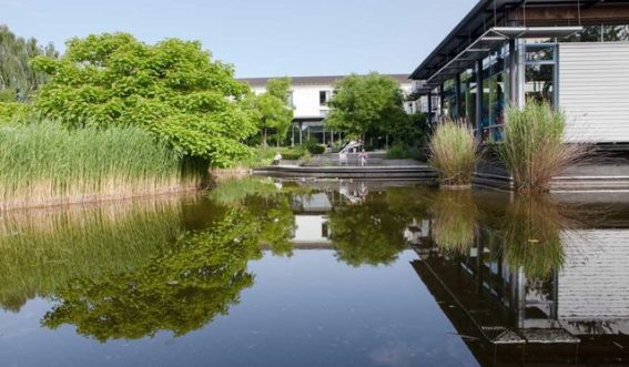 Gebäudeansicht der Niederrhein-Klinik Korschenbroich mit Teich