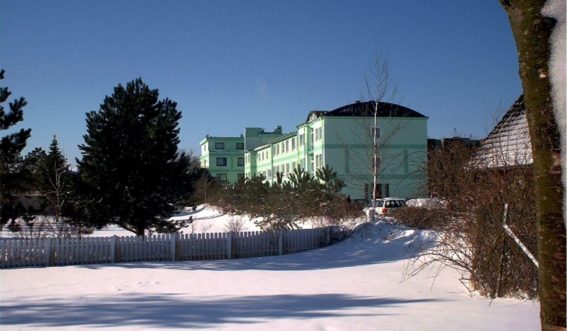 Nordsee-Fachklinik Sonneneck Gebäudeansicht der Nordsee-Fachklinik Sonneneck im Schnee