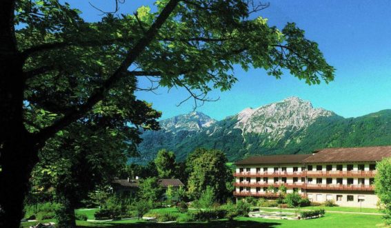 Gebäudeansicht des Reha-Zentrum Bayerisch Gmain vor Bergpanorama