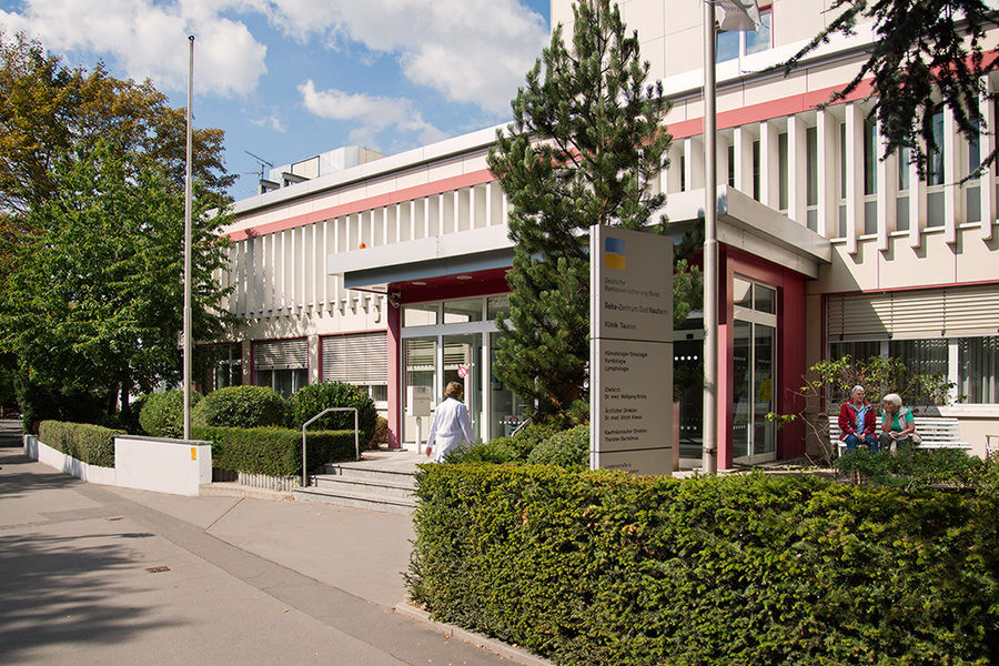 Eingangsbereich zum Reha-Zentrum der Klinik Taunus