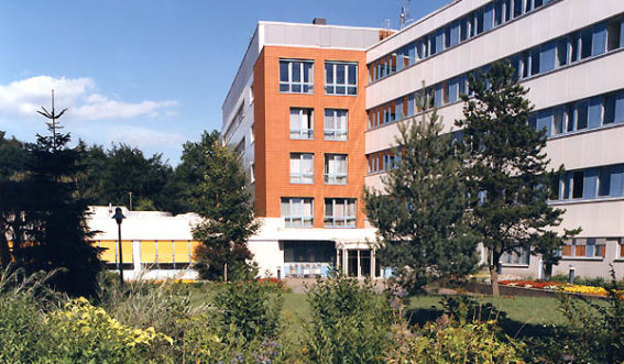 Gebäudeansicht des Reha-Zentrum Mölln im Sommer