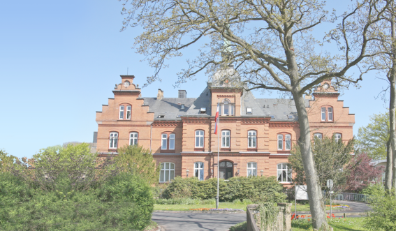 Gebäudeansicht Rehaklinik Schloss Schönhagen im Frühling