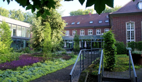 Rotes Backsteingebäude mit Garten